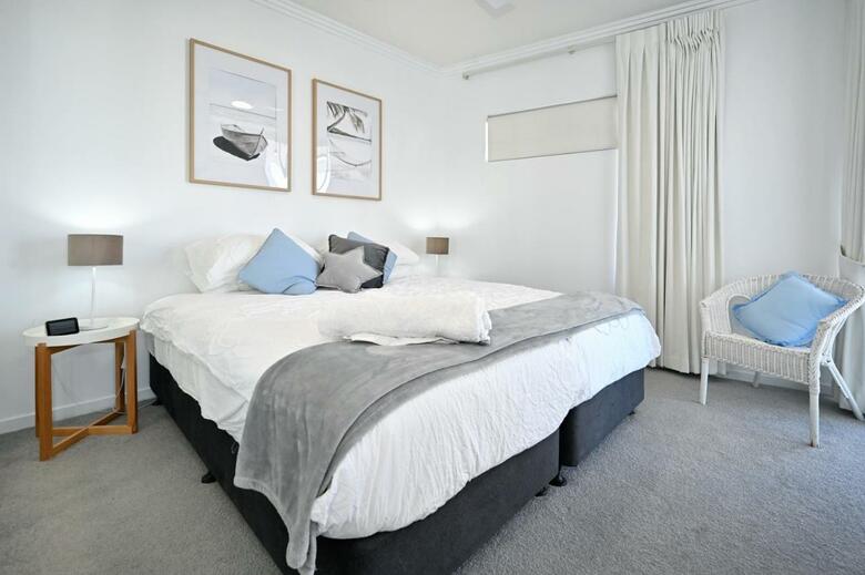 Hotel Pumicestone Blue