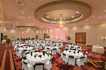 Ramada Plaza Fargo Hotel And C