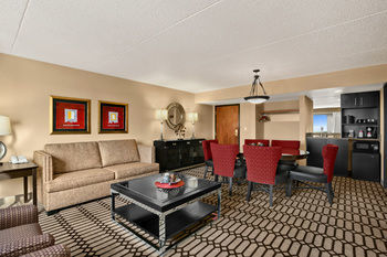 Ramada Plaza Fargo Hotel And C