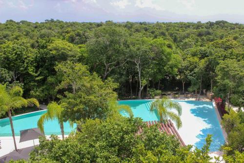 Apartments Steps Away From Pool Facing The Golf Course