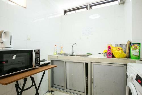 Private Room Within A Chinatown Apartment