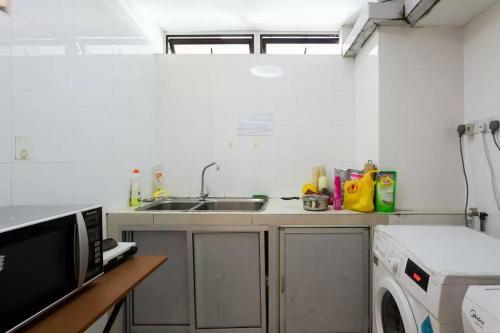 Private Room Within A Chinatown Apartment