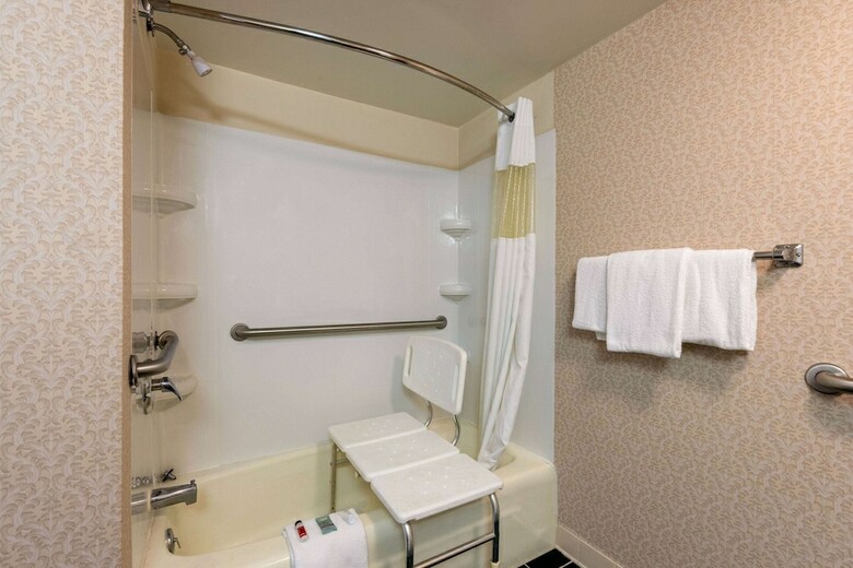 Hotel Howard Johnson Inn And Conference Center