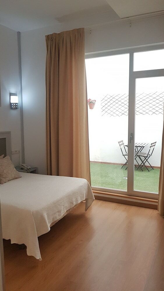 Hotel Y Apartamentos Do�a Lola