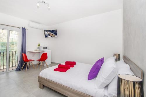 Studio Apartments, Theoria Travel