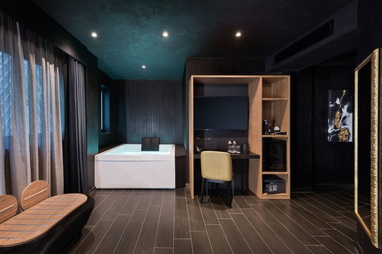 H Hotel - Adults Only