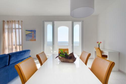 Marvellous Seafront Apartment In Sliema