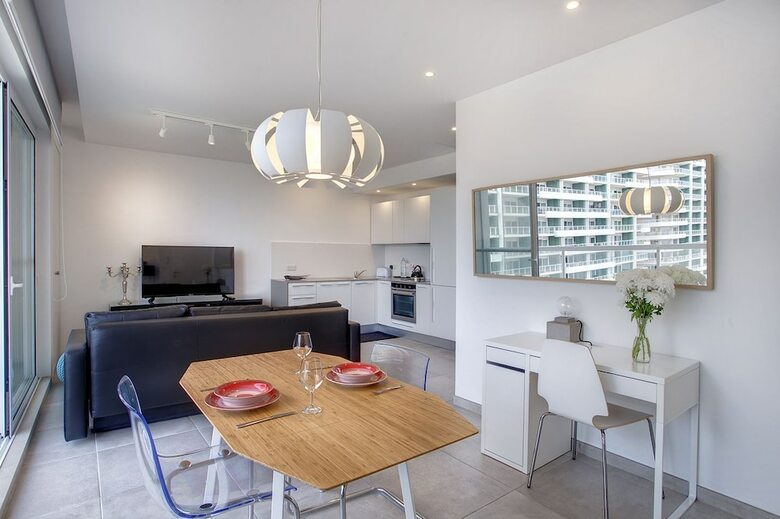 Modern Seaview Apartment In A Prime Location