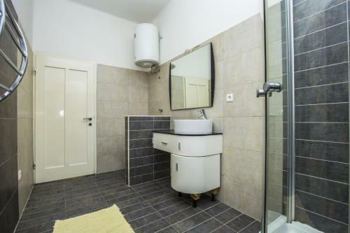 Apartments Ilir 2912