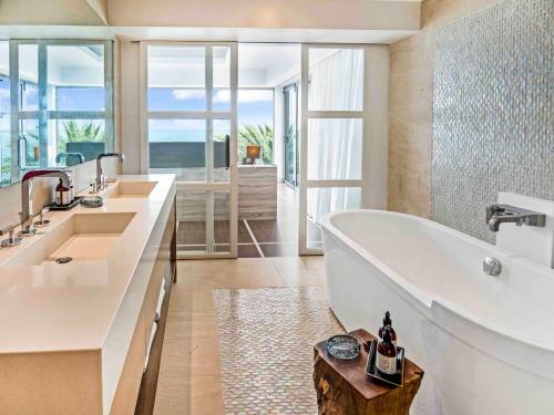 Hotel Hodges Bay Resort & Spa