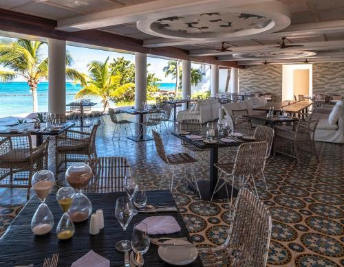 Hotel Hodges Bay Resort & Spa