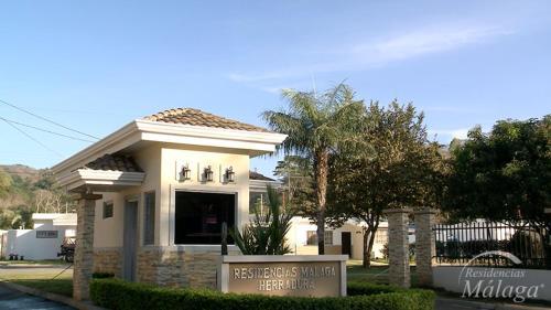 Fully Equipped And Air Conditioned 3 Bedroom Home