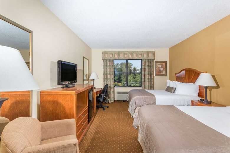 Hotel Baymont Inn And Suites Ashevil