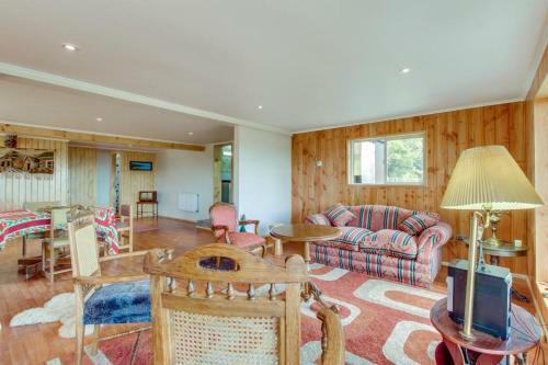 Beautiful House For 8 + 2 Over Llanquihue Lake.