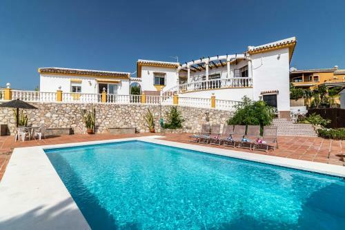 Beautiful 4 Bdr Villa With Detached Apartment