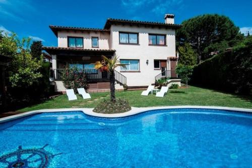 Cabrils Villa Sleeps 8 Pool Wifi