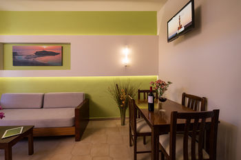 Hotel Oscar Village And Suites
