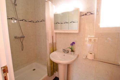 Calpe Villa Sleeps 5 Pool Wifi