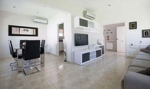 Splendid Villa Near The Beach