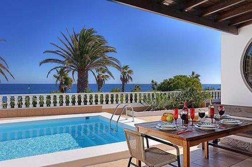 Costa Teguise Villa Sleeps 8 Pool Wifi