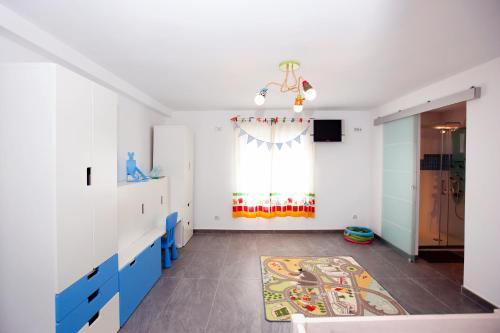 Villa Prime Holidays, Las Rotas