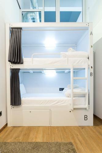 Airhostel Barcelona Airport 24h