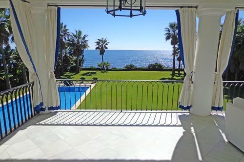 Impressive Front Line Beach Villa, 6 Bedrooms, Heated Pool, Marbella