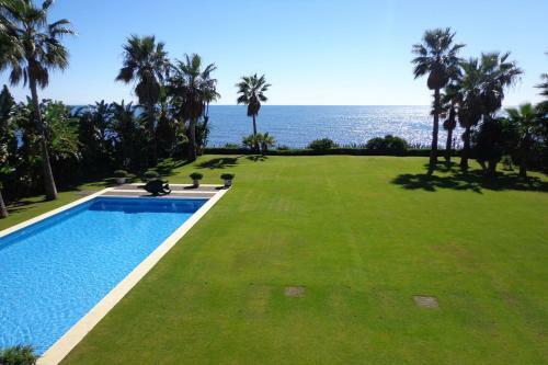 Impressive Front Line Beach Villa, 6 Bedrooms, Heated Pool, Marbella