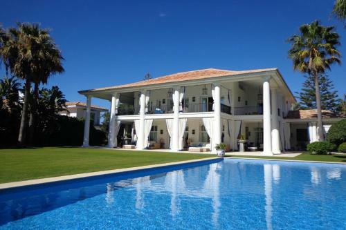 Impressive Front Line Beach Villa, 6 Bedrooms, Heated Pool, Marbella