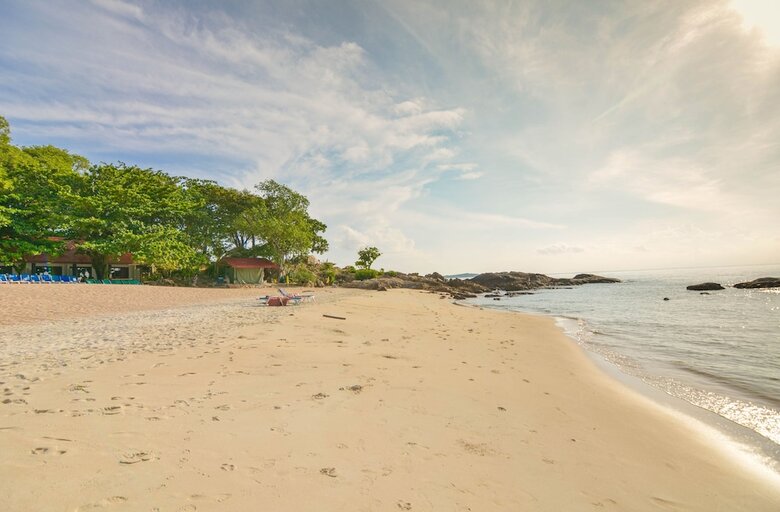 Hotel First Bungalow Beach Resort