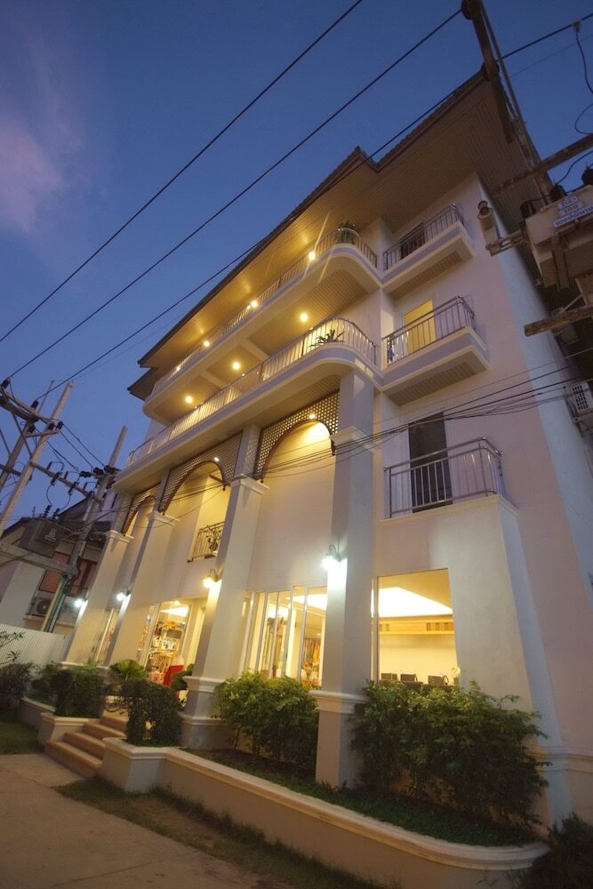 Hotel First Bungalow Beach Resort