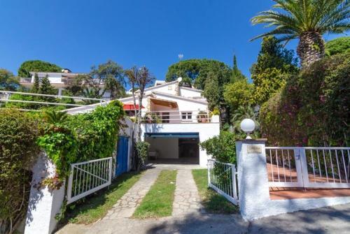 Lloret De Mar Villa Sleeps 9 Pool