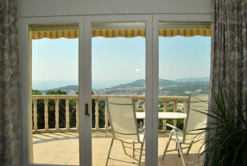 Lloret De Mar Villa Sleeps 8 Pool