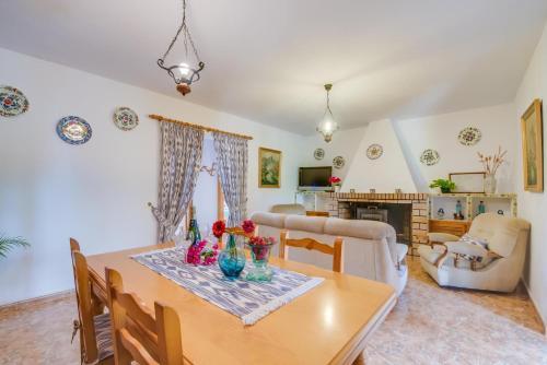 Lloseta Villa Sleeps 4 Pool Air Con Wifi