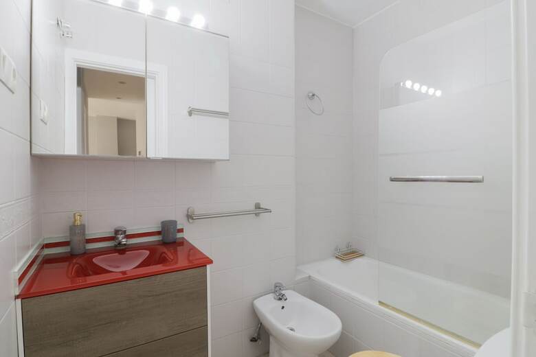 Bright And Quiet Apartment By Town