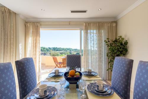 Apartamento Rio Real: Lujoso �tico Sobre Campo de Golf