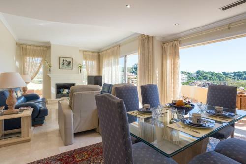 Apartamento Rio Real: Lujoso �tico Sobre Campo de Golf