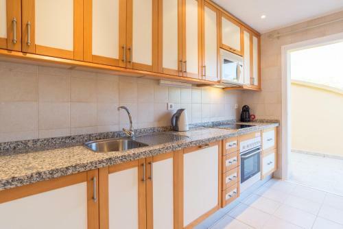 Apartamento Rio Real: Lujoso �tico Sobre Campo de Golf
