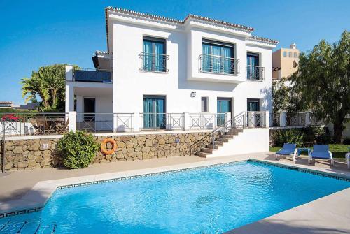 Elviria Villa Sleeps 8 Air Con Wifi