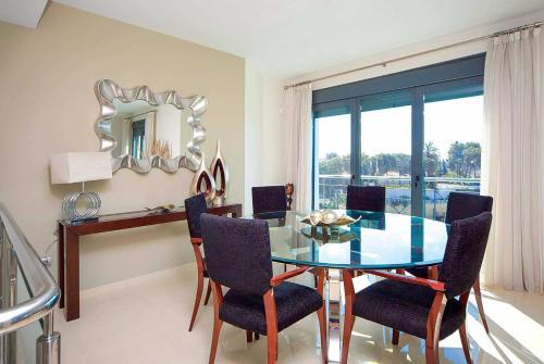 Elviria Villa Sleeps 8 Air Con Wifi
