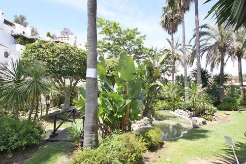 1104 First Line Beach Apartment Golden Beach Pool