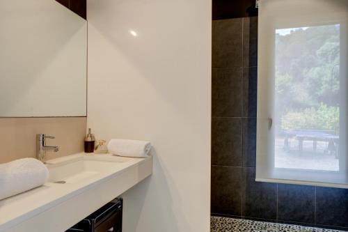 Mont-ras Villa Sleeps 8 Pool