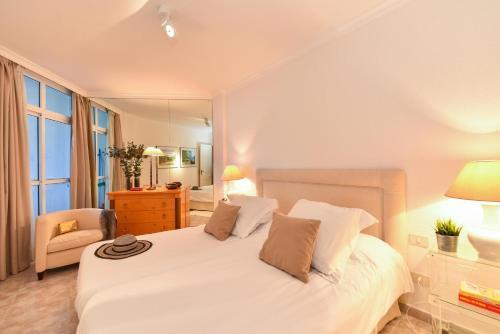 Las Canteras Seafront Apartment