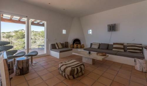 Port de Sant Miquel Villa Sleeps 10 Pool Air Con
