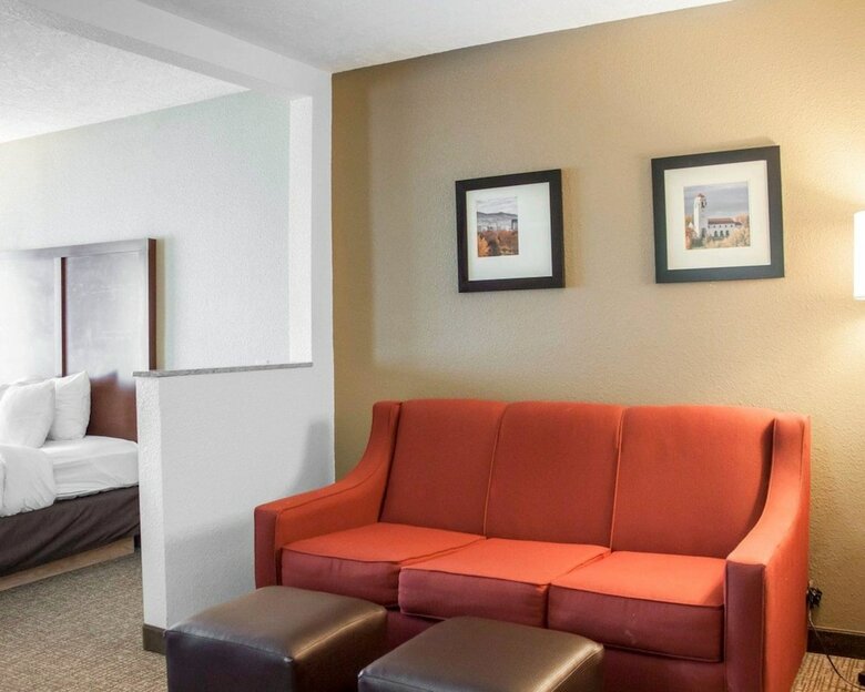 Hotel Comfort Suites Airport