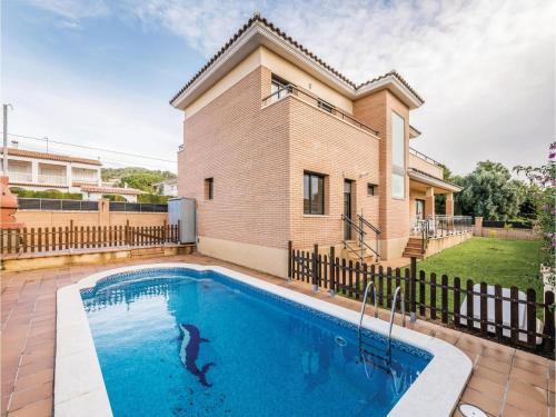 Five-bedroom Holiday Home In Roda De Bera