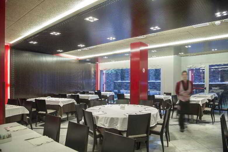 Hotel Yomo Mola Park