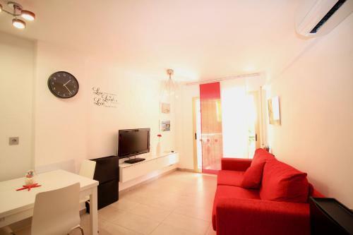 Red Room Apartment - Mediterranean Way