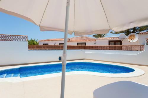 Sunny Amarilla Golf Villa