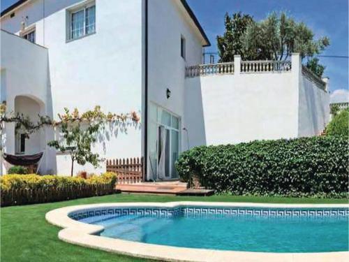 Three-bedroom Apartment In St Cebria De Vallalta